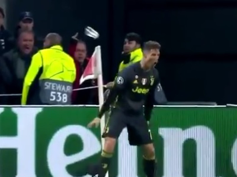 Po Ronaldovi hádzali fanúšikovia poháre