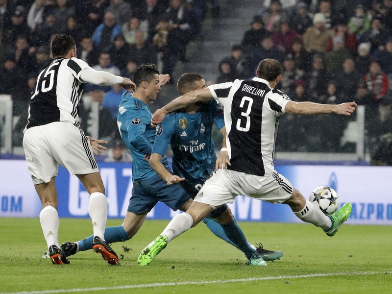 Cristiano Ronaldo strieľa vedúci gól Realu