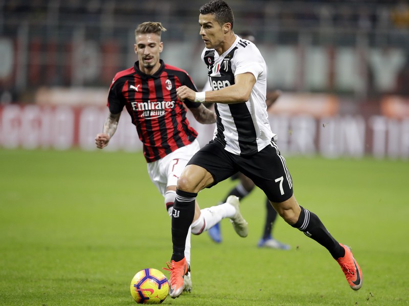 Cristiano Ronaldo v súboji s milánskym AC