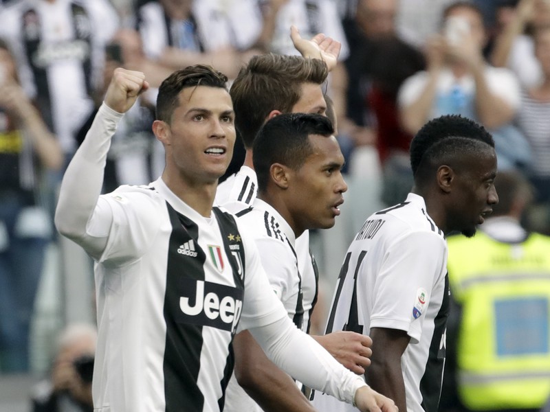 Futbalisti Juventusu oslavujú víťazstvo 