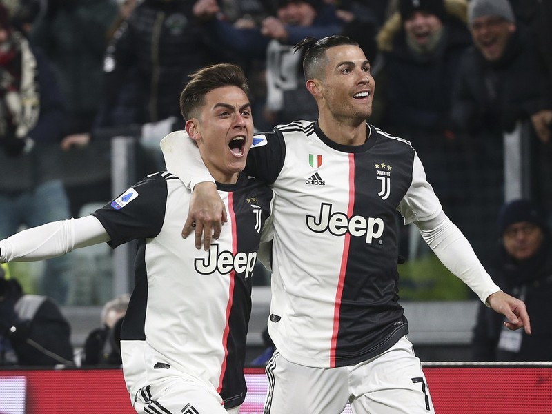 Cristiano Ronaldo a Paulo Dybala oslavujú gól Juventusu