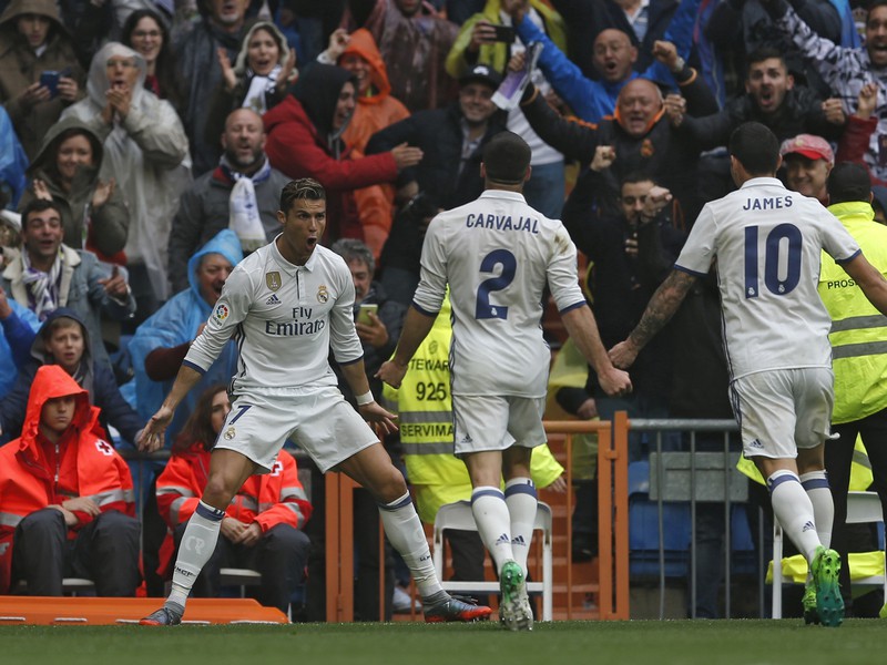 Cristiano Ronaldo so spoluhráčmi oslavuje gól Realu 