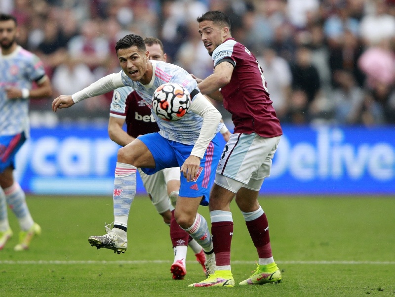 Cristiano Ronaldo a Pablo Fornals v súboji
