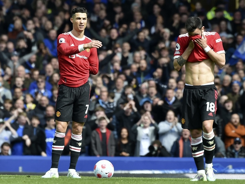 Cristiano Ronaldo a Bruno Fernandes stoja s loptou na stredovej čiare po inkasovaní úvodného gólu