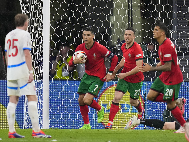 Portugalskí hráči oslavujú po tom, ako si Čech Robin Hranáč strelil vlastný gól