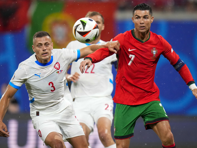 Cristiano Ronaldo a Tomáš Holeš v súboji o loptu