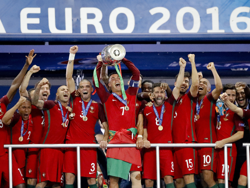 Portugalský útočník Cristiano Ronaldo oslavuje so spoluhráčmi s trofejou titul majstra Európy