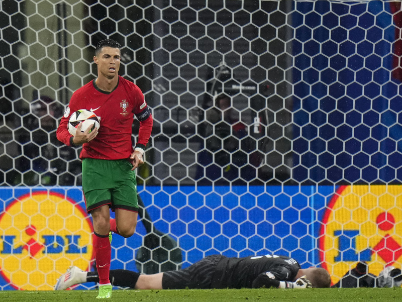 Cristiano Ronaldo berie loptu po nešťastnom vlastnom góle Robina Hranáča