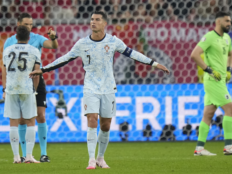 Portugalský futbalista Cristiano Ronaldo gestikuluje počas zápasu základnej F-skupiny Gruzínsko - Portugalsko