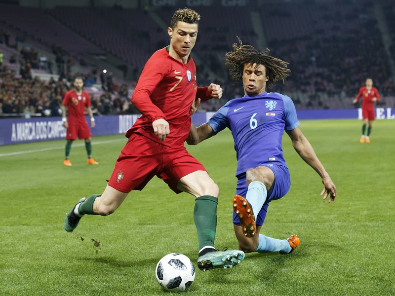 Cristiano Ronaldo a Nathan Ake v súboji o loptu