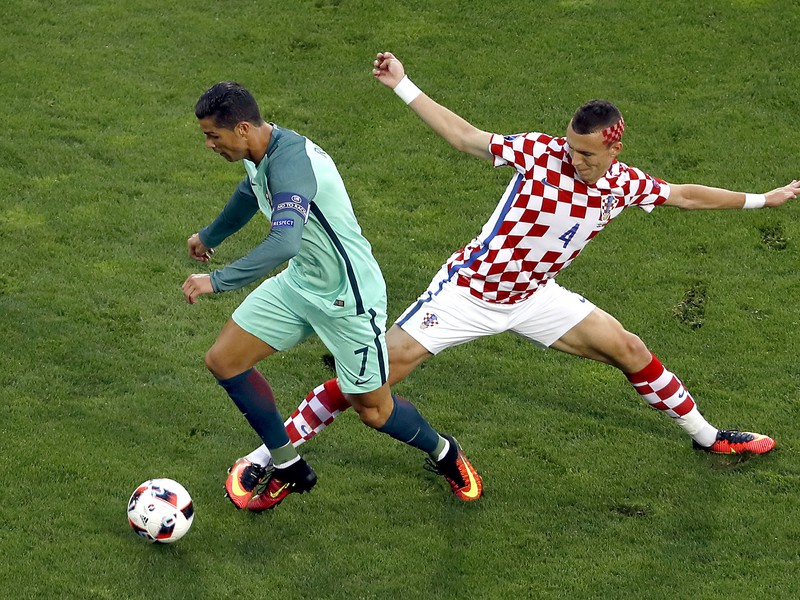 Cristiano Ronaldo a Ivan Perišič v súboji