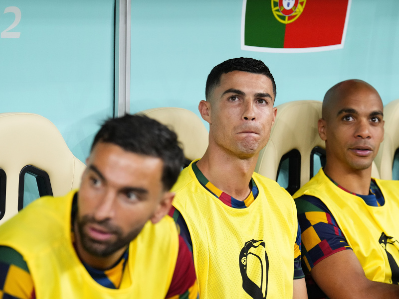 Portugalský futbalista Cristiano Ronaldo na lavičke náhradníkov
