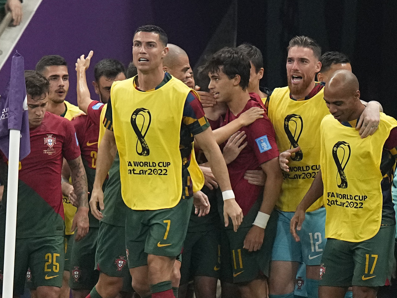 Cristiano Ronaldo a lavička Portugalska oslavujú gól 
