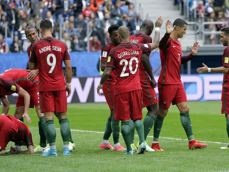 Cristiano Ronaldo so spoluhráčmi oslavuje vedúci gól Portugalska