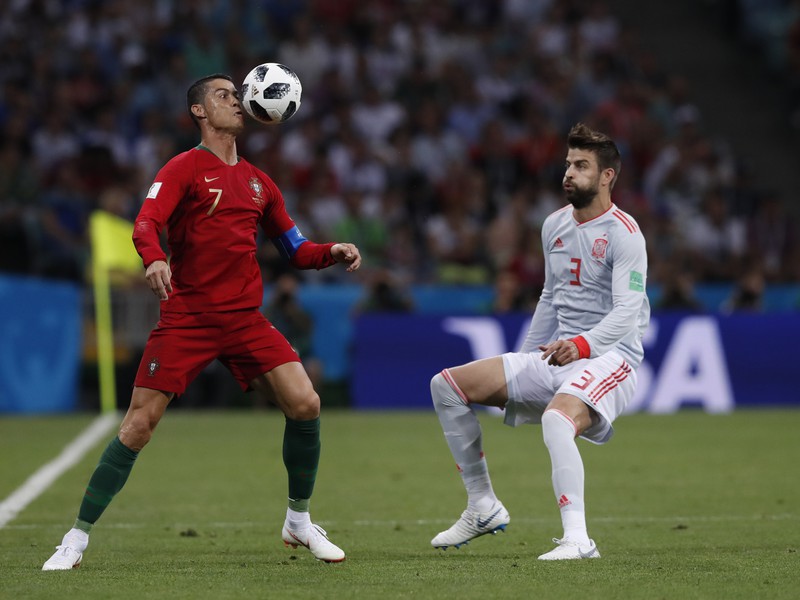 Cristiano Ronaldo a Gerard Piqué v súboji o loptu