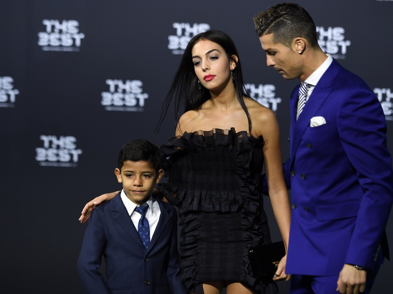 Cristiano Ronaldo pózuje so synom priateľkou Georginou Rodriguez 