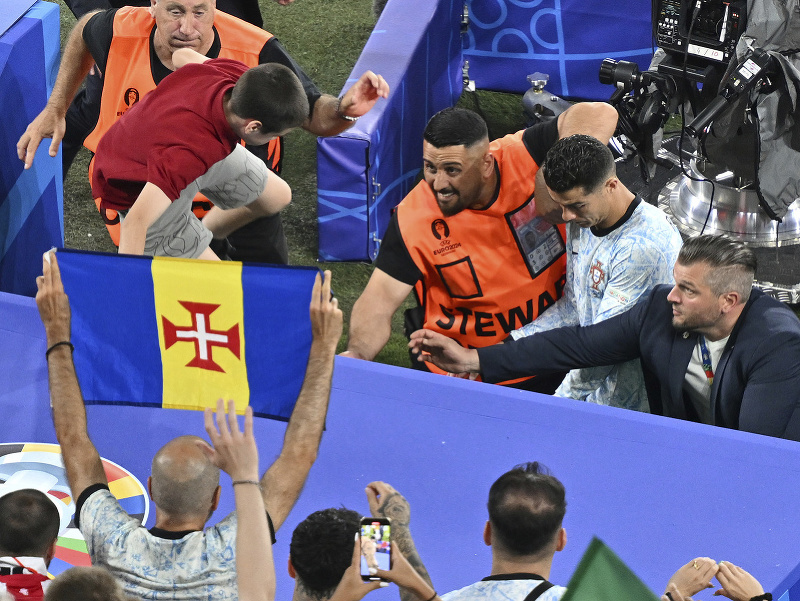 Chlapec preskakuje bariéru počas odchodu portugalského futbalistu Cristiana Ronalda