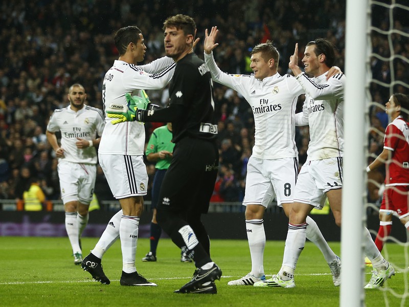 Cristiano Ronaldo, Toni Kroos a Gareth Bale oslavujú vedúci gól Realu