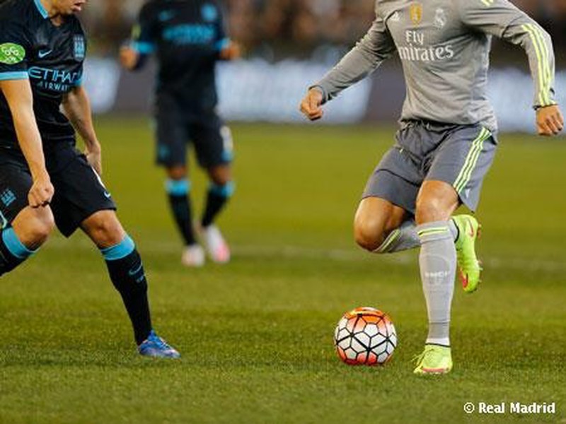 Cristiano Ronaldo (pri lopte) v súboji s Manch. City