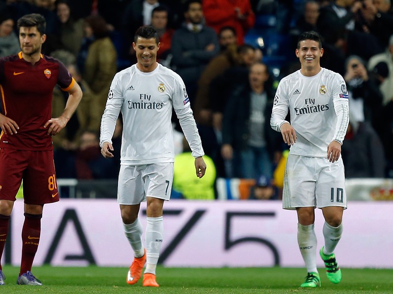 Cristiano Ronaldo a James Rodríguez sa usmievajú vedľa hráča AS Rím Ervina Zukanoviča