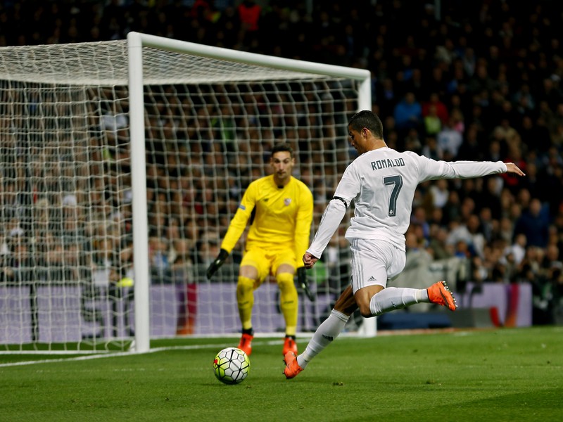 Cristiano Ronaldo sa chystá vystreliť na bránu