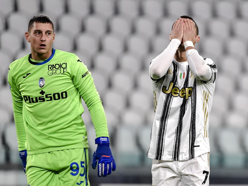 Frustrovan� Cristiano Ronaldo a brank�r Pierluigi Gollini