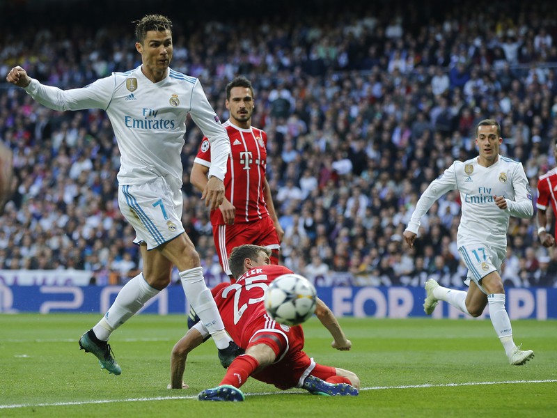 Cristiano Ronaldo a Thomas Müller v súboji o loptu
