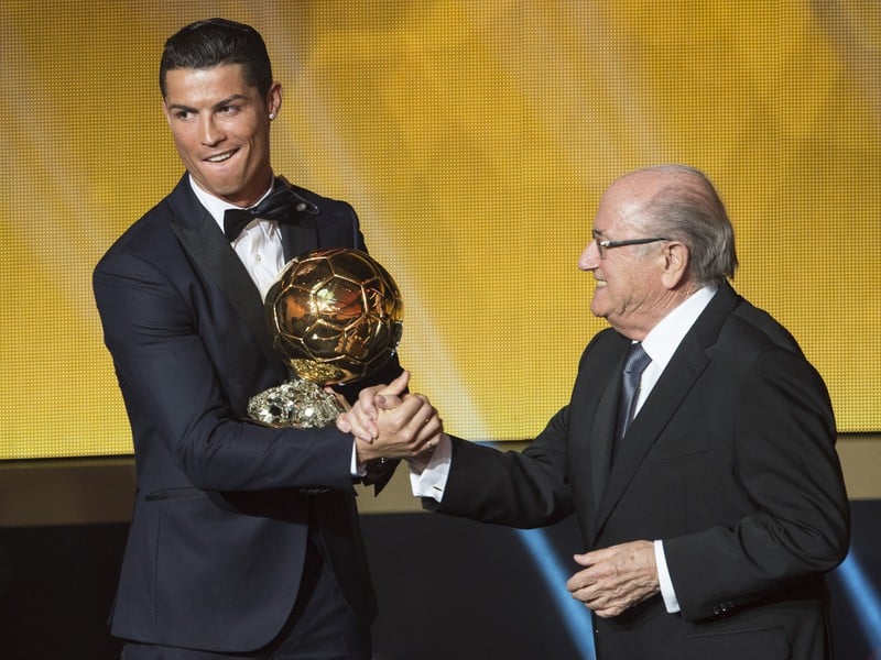 Ronaldo preberá z rúk Josepha Blattera Zlatú loptu pre najlepšieho futbalistu pre rok 2014