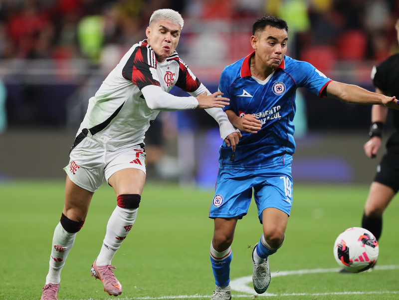 Luiz Araujo z Flamenga (vľavo) bojuje o loptu s Carlosom Rodriguezom z Cruz Azul počas zápasu Interkontinentálneho pohára FIFA medzi Cruz Azul a Flamengo v Dauhe