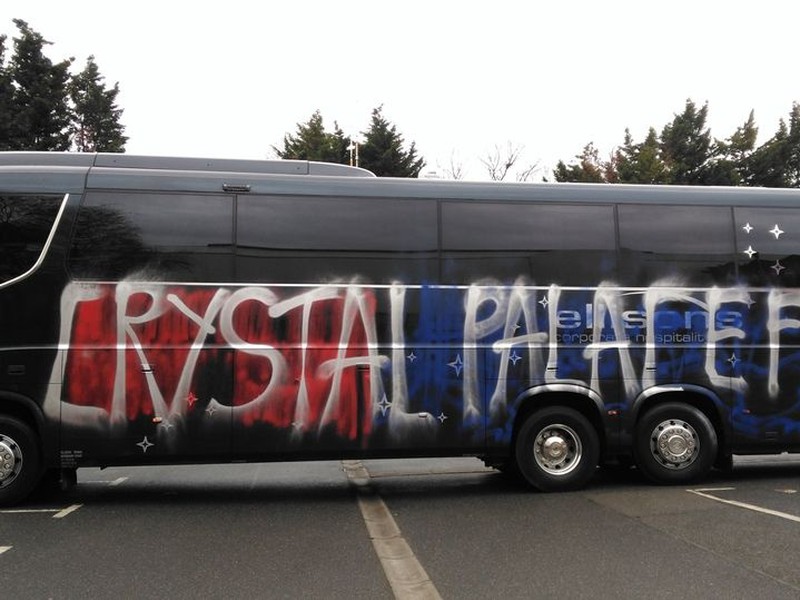 Chuligáni omylom poškodili autobus vlastného klubu