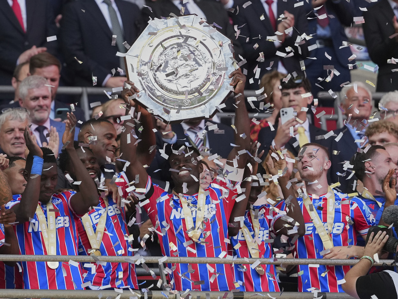 Futbalisti Crystal Palace s víťaznou trofejou po historickom triumfe v Community Shielde
