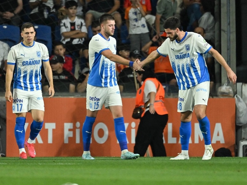 Hráči CS Universitatea Craiova oslavujú gól