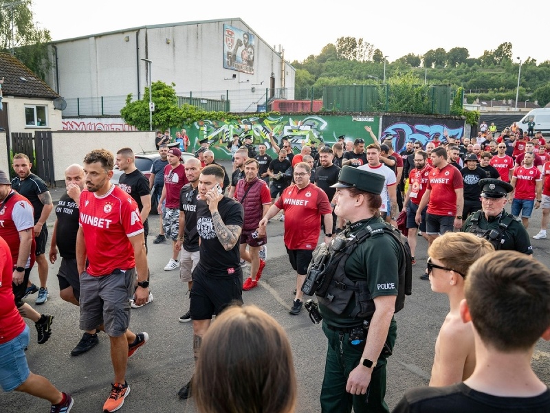Policajti odvádzajú fanúšikov CSKA Sofia zo štadióna Ryan McBride Brandywell po výtržnostiach v hľadisku.