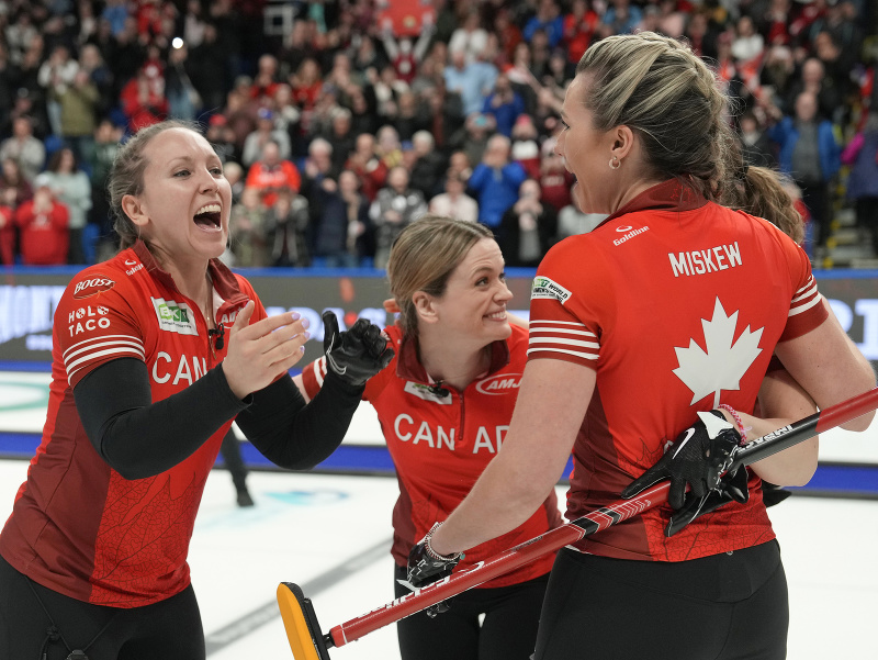 Radujúce sa Kanaďanky po zisku zlata na MS v curlingu