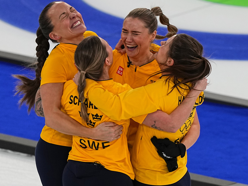 Švédky Anna Hasselborgová, Sara McManusová, Sofia Scharbacková a Agnes Knochenhauerová  oslavujú víťazstvo