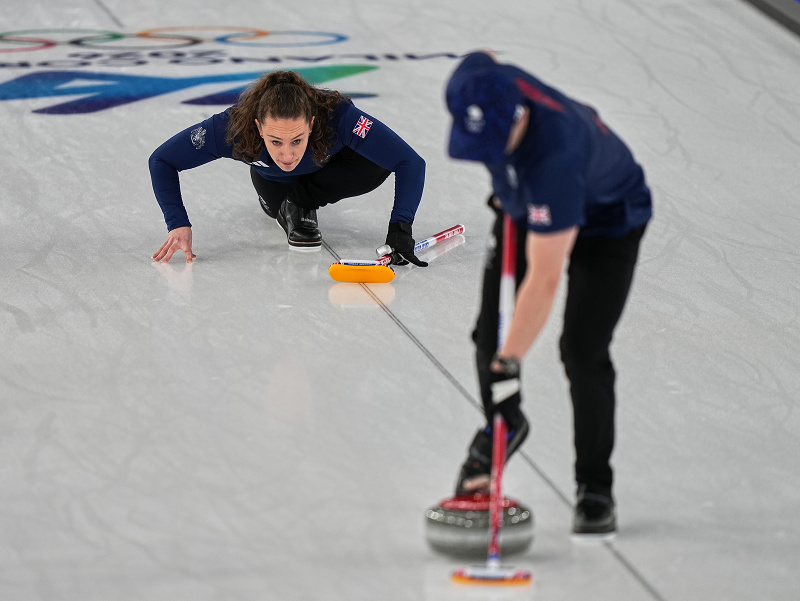 Britskí reprezentanti v curlingu Jennifer Dodds a Bruce Mouat 