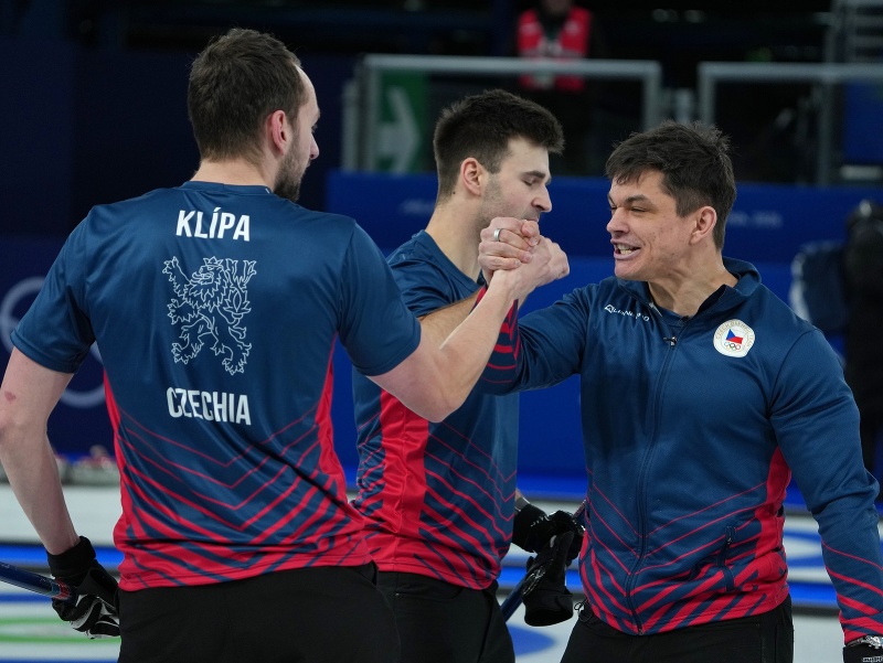 Českí reprezentanti v curlingu oslavujú víťazstvo na olympijských hrách