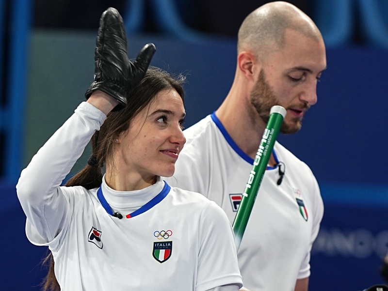 Na snímke talianski reprezentanti v curlingu Stefania Constantiniová a Amos Mosaner počas základnej skupiny miešaných dvojíc