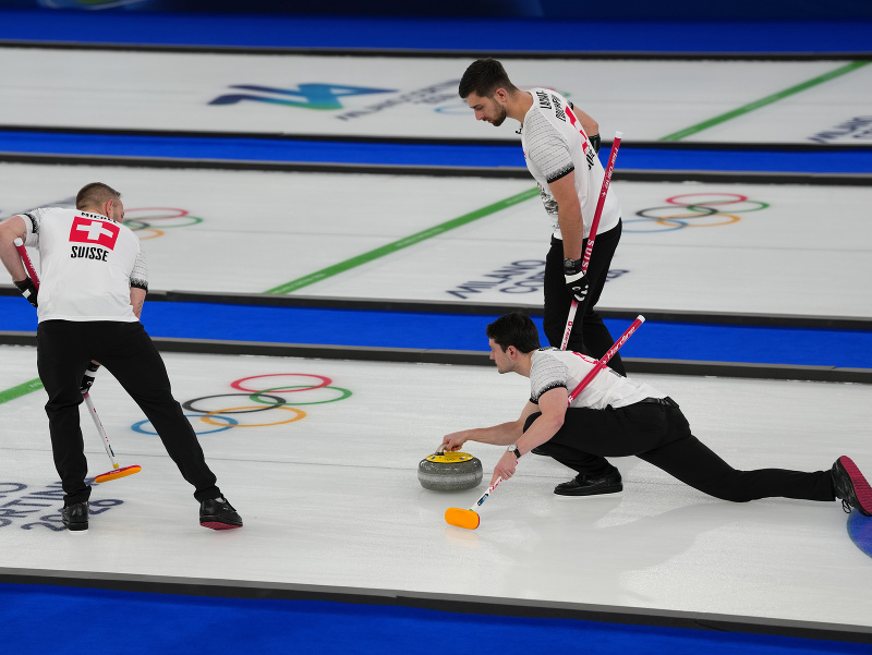 Švajčiarski reprezentanti v curlingu zľava Benoit Schwarz-van Berkel, Sven Michel a Pablo Lachat-Couchepin 