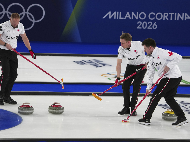 Kanadskí curleri Brad Jacobs, Marc Kennedy, a Tyler Tardi počas ZOH 2026