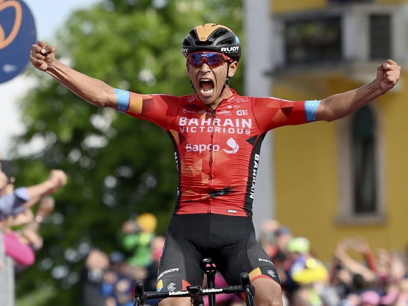 Kolumbijský cyklista Santiago Buitrago z tímu Bahrajn-Victorious sa teší po víťazstve v cieli 17. etapy medzinárodných pretekov Giro d´Italia