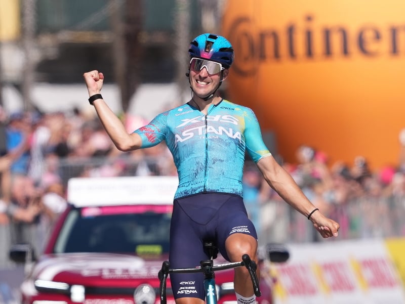 Domáci taliansky cyklista Alberto Bettiol z tímu XDS Astana víťazí 