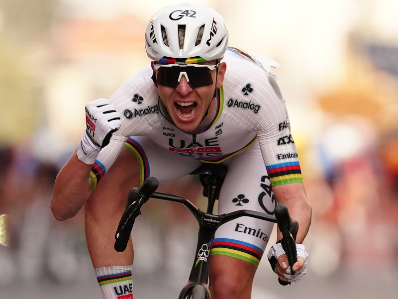 Slovinec Tadej Pogačar z tímu SAE Team Emirates sa raduje v cieli z víťazstva