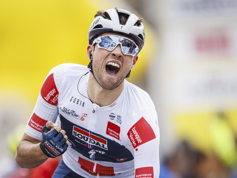 Britský cyklista Ethan Vernon z tímu Soudal Quick-Step sa teší z víťazstva v 1. etape pretekov Okolo Romandie
