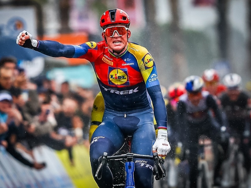 Dánsky cyklista Mads Pedersen sa stal víťazom rovinatej 6. etapy pretekov Paríž-Nice.