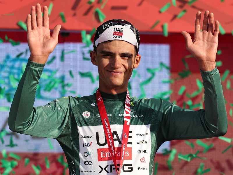 Mexický jazdec tímu UAE Team Emirates Isaac Del Toro Romero oslavuje na pódiu po zisku zeleného dresu v šiestej etape cyklistických pretekov UAE Tour z múzea al-Ain na Jebel Hafeet v Abú Zabí