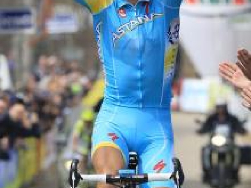 Vincenzo Nibali sa teší z celkového triumfu