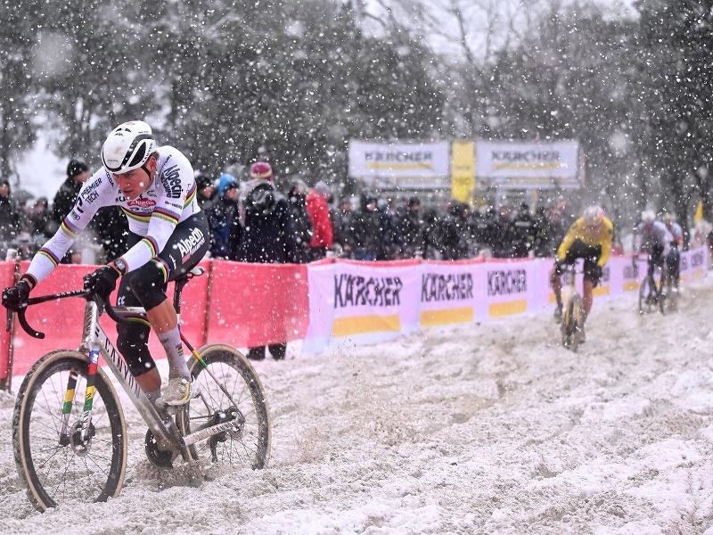 Mathieu van der Poel kraľoval cyklokrosárom aj na snehu v Mole