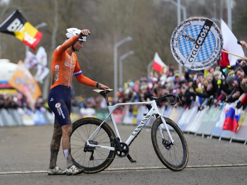 Holanďan Mathieu van der Poel sa stal v Tábore šiestykrát majstrom sveta v cyklokrose 