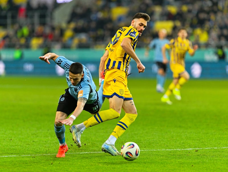 Na snímke futbalista DAC-u Nino Kukovec (uprostred) a hráč Slovana Svetozar Markovič bojujú o loptu 